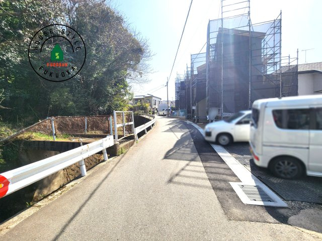 福岡市西区今宿東3丁目第1-3棟（B号棟）の前面道路含む現地写真|前面道路は閑静な住宅地をはしる車通りの少ない道路。お車の出し入れが苦手なママや小さなお子様にも安心ですね。しっかり舗装もされているので、ベビーカーや自転車で通っても快適に通行できます。