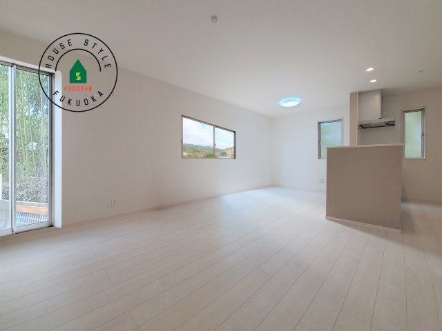 福岡市西区今宿東3丁目第1-3棟（B号棟）の内観：施工例|キッチンからリビングをしっかり確認できます。家族の笑顔があふれる空間になりそうですね。同社