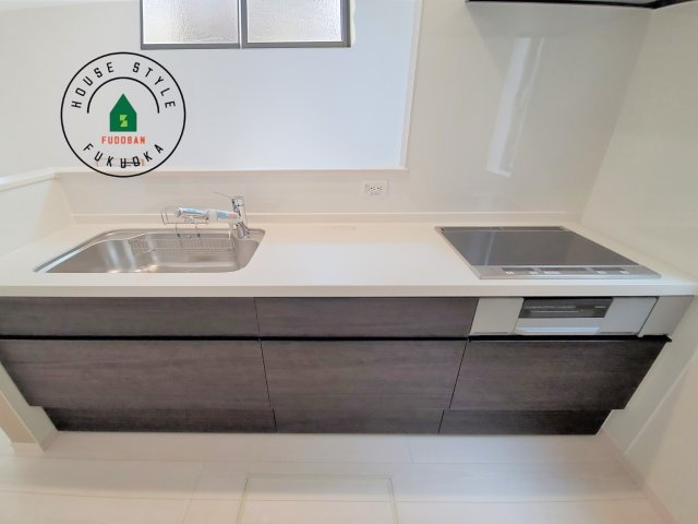 福岡市西区今宿東3丁目第1-3棟（B号棟）の内観：施工例|ご家族を近くに感じられる対面キッチンのLDK。会話もはずみそうですね。