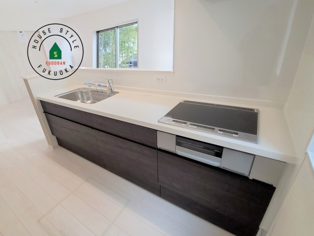 福岡市西区今宿東3丁目第1-3棟（B号棟）の内観：施工例|ダイニングテーブルへの配膳がラクラク、お料理はかどるカウンター付きシステムキッチン！