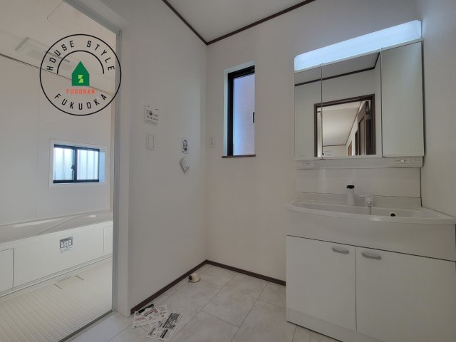 福岡市西区今宿東3丁目第1-3棟（A号棟）の内観：施工例|ゆとりの洗面スペースで朝の身支度もスムーズに。暮らしを快適に変えるシャワー付洗面台です！