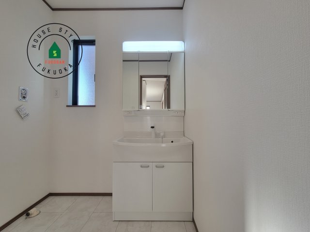 福岡市西区今宿東3丁目第1-3棟（A号棟）の内観：施工例|毎日使うものだから清潔な空間を保ちたい水回り。洗面にはそんな願いを解消させてくれる収納アイデアが満載です。三面鏡の裏側にはキャビネットが現れ小物から背の高い物まで収納できます。