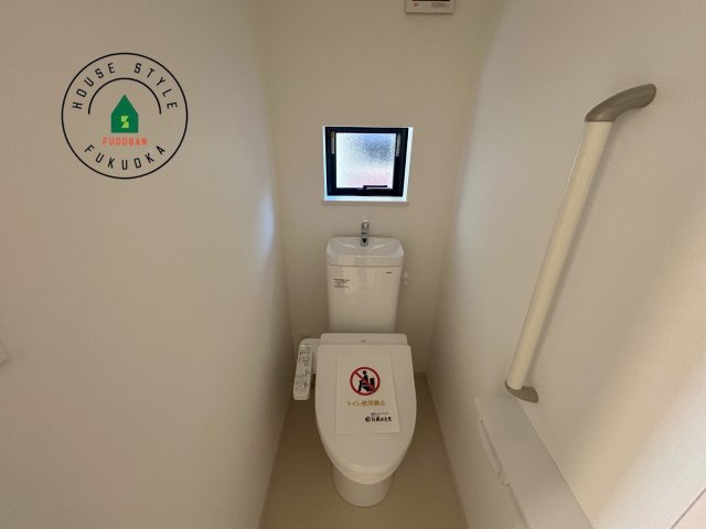 福岡市西区今宿東3丁目第1-3棟（A号棟）の内観：施工例|温水洗浄便座を完備しております。2ヶ所にトイレがあるのは朝の慌ただしい時間も安心です。