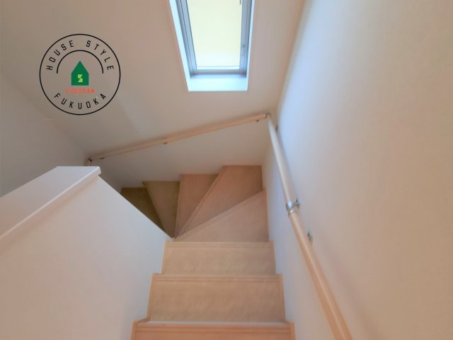 福岡市西区今宿東3丁目第1-3棟（A号棟）の内観：施工例|＜手すり付階段＞手すりがないと階段の昇り降りで危険なことはもちろん、壁に手をつきながら歩くことで壁紙が汚れやすくなります。すべての方に快適に昇り降りしていただくため、手すりを設置しました。