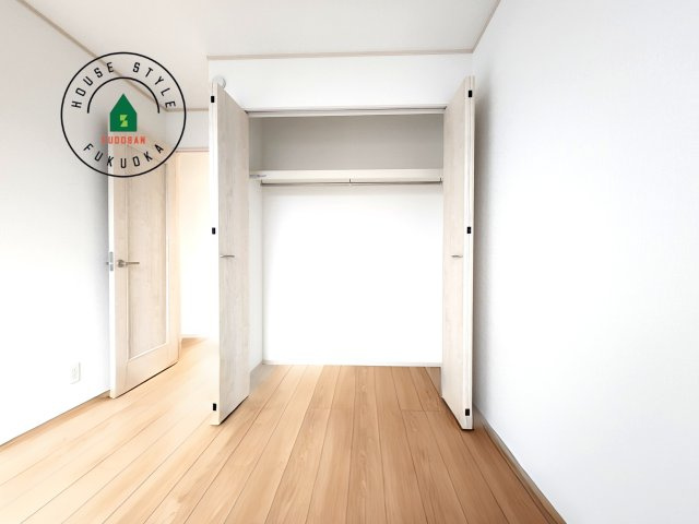 福岡市西区今宿東3丁目第1-3棟（A号棟）の内観：施工例|洋服や大きな荷物が多い方や人数の多いご家族などは、一般的なクローゼットよりもウォークインクローゼットのほうが使い勝手が良いです。