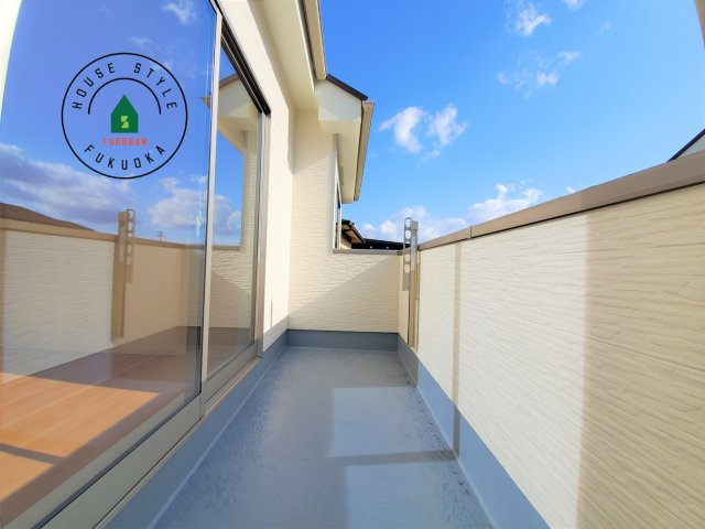 福岡市西区今宿東3丁目第1-3棟（A号棟）の外観：施工例|風をしっかりと感じられるバルコニーでは、毎日が洗濯日和です。広々としているので洗濯も楽しくなるでしょうし、気分転換にバルコニーからの眺めを楽しむのもいいでしょう。