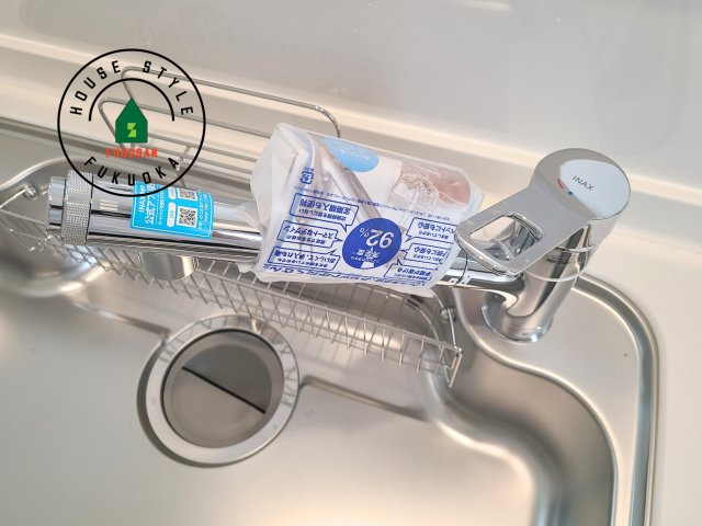 福岡市西区今宿東3丁目第1-3棟（A号棟）の発電・温水設備|ヘッドはシャワーや浄水に切り替え可能でノズルが延びる可動式。料理が楽しくなりますね。