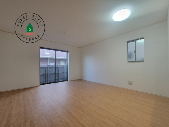 福岡市西区今宿東3丁目第1-3棟（A号棟）の内観：施工例|キッチンからリビングをしっかり確認できます。家族の笑顔があふれる空間になりそうですね。同社