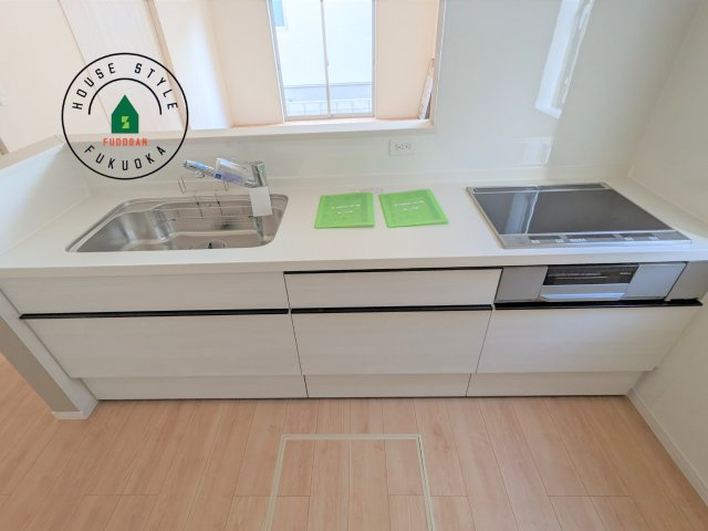 福岡市西区今宿東3丁目第1-3棟（A号棟）の内観：施工例|ご家族を近くに感じられる対面キッチンのLDK。会話もはずみそうですね。