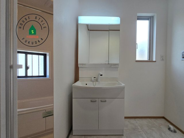 福岡市西区今宿東3丁目第1-3棟（C号棟）の内観：施工例|毎日使うものだから清潔な空間を保ちたい水回り。洗面にはそんな願いを解消させてくれる収納アイデアが満載です。三面鏡の裏側にはキャビネットが現れ小物から背の高い物まで収納できます。