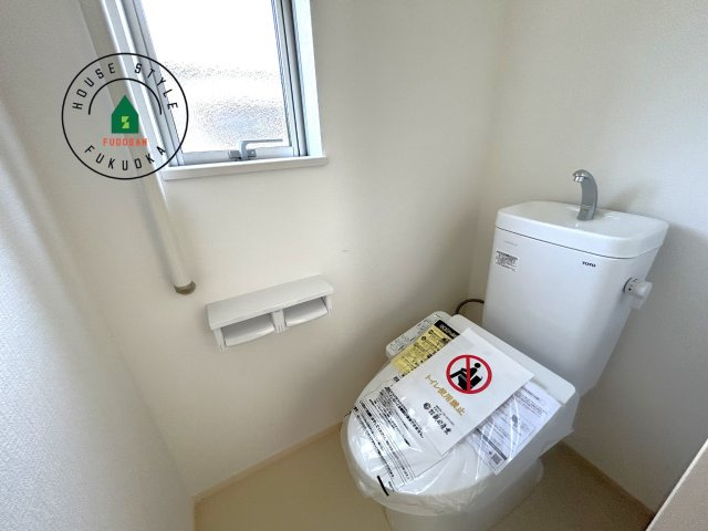 福岡市西区今宿東3丁目第1-3棟（C号棟）の内観：施工例|温水洗浄便座を完備しております。2ヶ所にトイレがあるのは朝の慌ただしい時間も安心です。