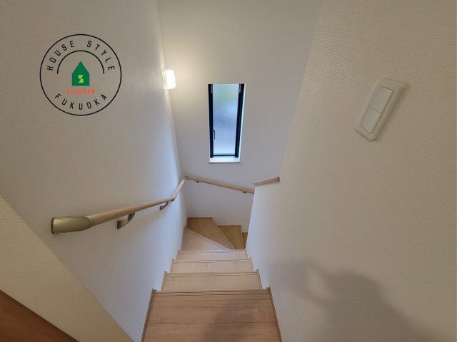福岡市西区今宿東3丁目第1-3棟（C号棟）の内観：施工例|＜手すり付階段＞手すりがないと階段の昇り降りで危険なことはもちろん、壁に手をつきながら歩くことで壁紙が汚れやすくなります。すべての方に快適に昇り降りしていただくため、手すりを設置しました。