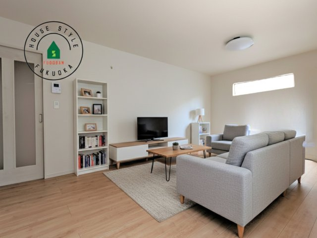 福岡市西区今宿東3丁目第1-3棟（C号棟）の内観：施工例|明るく開放的なリビングダイニングは豊かな陽光が注ぎ込み、やすらぎの空間を演出してくれます。ご家族で楽しいひとときをお過ごし下さい。※家具はCGを合成したものです。