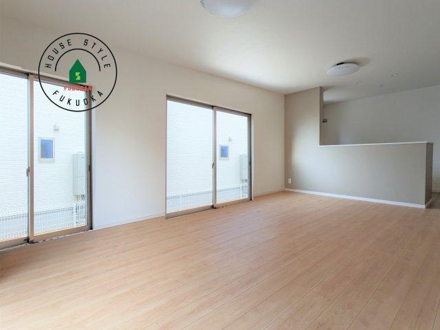 福岡市西区今宿東3丁目第1-3棟（C号棟）の内観：施工例|キッチンからリビングをしっかり確認できます。家族の笑顔があふれる空間になりそうですね。同社