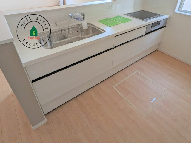 福岡市西区今宿東3丁目第1-3棟（C号棟）の内観：施工例|ダイニングテーブルへの配膳がラクラク、お料理はかどるカウンター付きシステムキッチン！