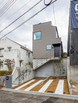 【外観】 | 甲陽園山王町　貸戸建 | 注文建築のモダンな外観
駐車場も2台お停めいただけます。