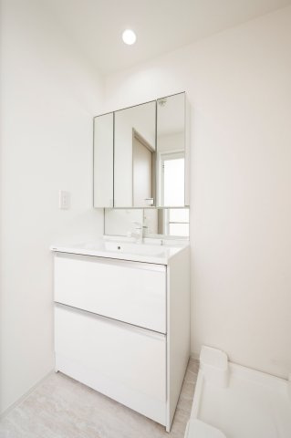 【独立洗面台】 | ライオンズマンション警固南 | 三面鏡裏収納付きの洗面台で、散らかりがちな洗面回りもすっきりと片付きます