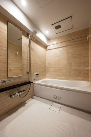 【浴室】 | ライオンズマンション警固南 | 浴室乾燥機付なので雨の日のお洗濯に活躍するのはもちろん、浴室をカラリと乾燥させられるのでカビ対策にも