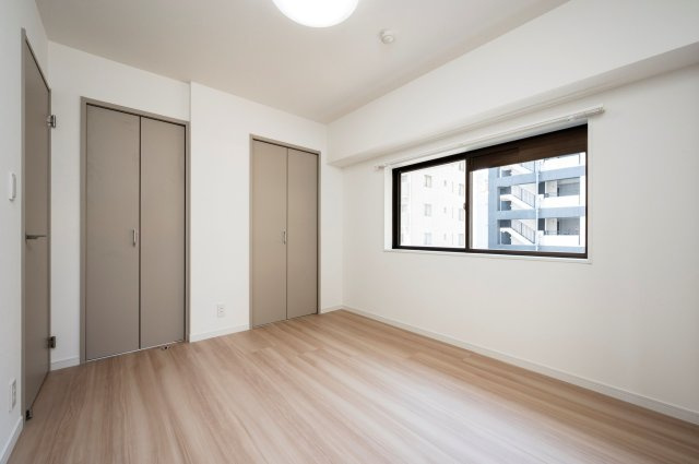 【洋室】 | ライオンズマンション警固南 | 広々とした洋室は収納スペースがたっぷり！どんなお洒落さんでも安心の大容量収納が自慢です