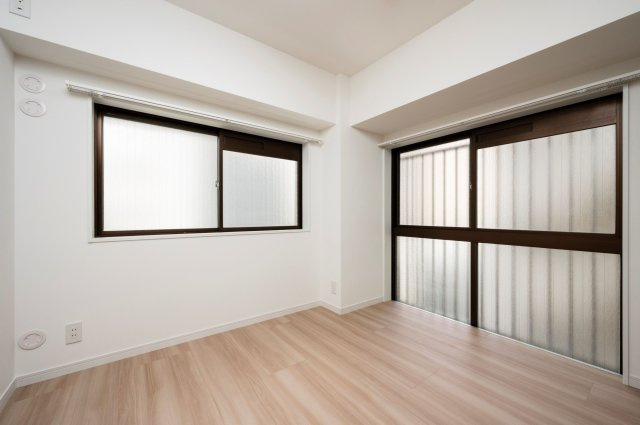 【洋室】 | ライオンズマンション警固南 | 5帖の洋室。どちらの居室も2面採光になっており明るいのが特長です