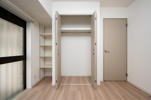 【洋室】 | ライオンズマンション警固南 | 各部屋にはクローゼットを完備しています！収納が多いお家はすっきりして快適空間です