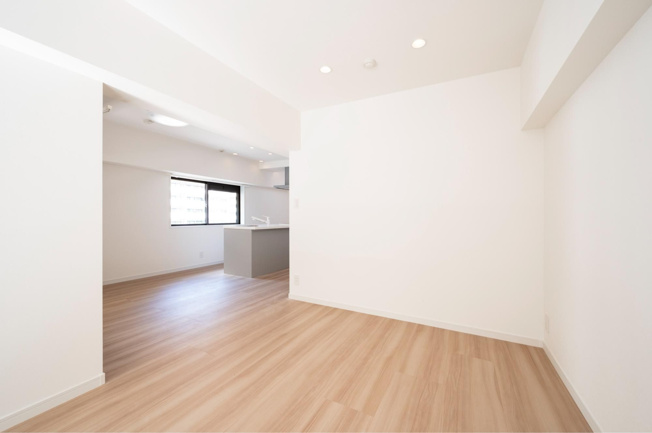 【居間・リビング】 | ライオンズマンション警固南 | 南向きのバルコニーに面した明るいリビングスペース。ソファやTVを置いてもスペースにゆとりがあります