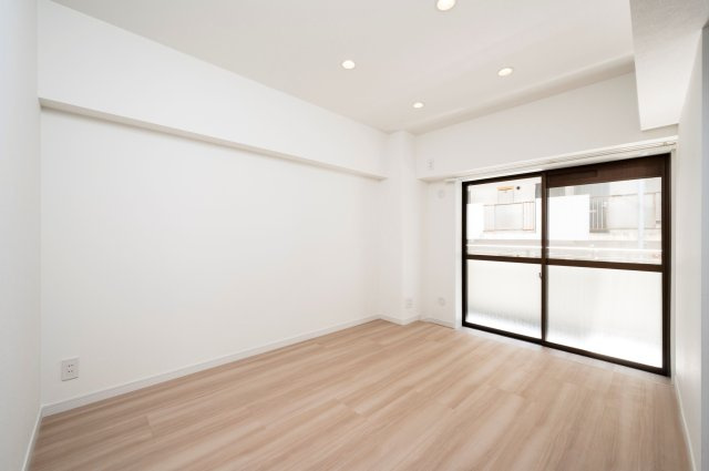 【居間・リビング】 | ライオンズマンション警固南 | 大きな窓のあるLDKは明るさたっぷり。食事のときも、くつろぎの時間も楽しい家族の時間をすごせそうです