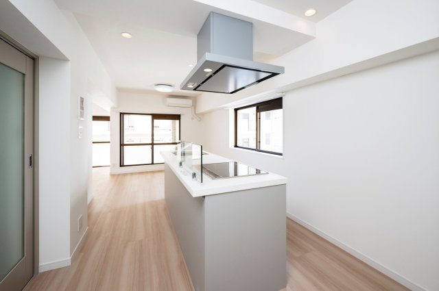 【キッチン】 | ライオンズマンション警固南 | キッチン背面に窓があるので外の明かりがしっかりはいり、手元が明るいです