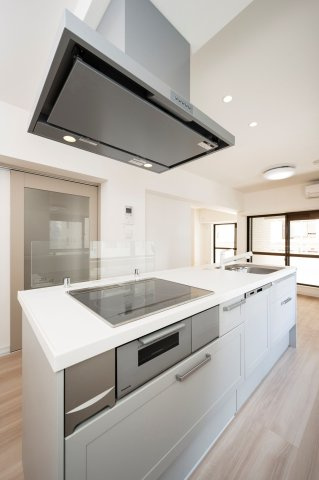 【キッチン】 | ライオンズマンション警固南 | 開放感のあるアイランドキッチンは左右どちらからでもキッチンに入れるので効率的に動けます