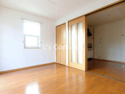 【居間・リビング】 | アクティブ | 角部屋で２面に窓があります。