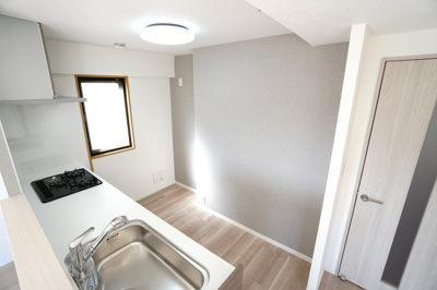 【キッチン】 | 【リノベ済】クレイドル西原駅東 | 【キッチンスペース】
キッチン後ろ側は冷蔵庫を配置しても余裕があります！
冷蔵庫だけでなく食器棚や収納などキッチンで使う物を
スッキリ収めることができます。