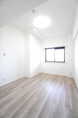 【洋室】 | 【リノベ済】クレイドル西原駅東 | 【洋室約6.1帖】
心と体をゆったりと安らげる主寝室。
寝室のゆとりが大きい分だけ、
暮らしの安らぎは深まります。
一日の疲れを癒すだけでなく、
ご夫婦の親密な語らいを紡ぎ出します。