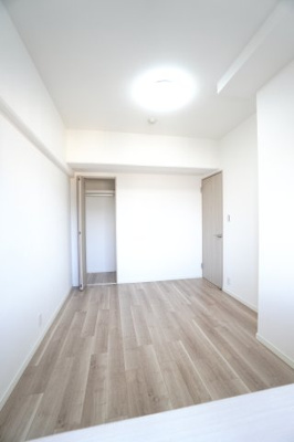 【洋室】 | 【リノベ済】クレイドル西原駅東 | 【洋室約6.1帖】
どんな家具や敷物でも部屋に馴染みやすく、
コーディネートがし易そうですね。
配置も柔軟に対応できるので身の回りの整理もし易い！
自分好みの空間に出来そうですね！