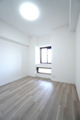 【洋室】 | 【リノベ済】クレイドル西原駅東 | 【洋室約5.6帖】
居室にはクローゼットを完備。
自由度の高い家具の配置が叶うシンプルな空間です。
お子様の成長と人数と共に必要になる
子供部屋にもぴったりの間取りですね。