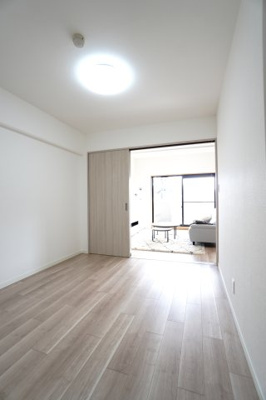 【洋室】 | 【リノベ済】クレイドル西原駅東 | 【洋室約4.5帖】
在宅勤務・リモートワークの書斎や、
趣味やくつろぎのスペースとしても。
家族と一緒に楽しい時間を過ごす中にも、
一人でくつろげる時間と場所は特に良いですね。