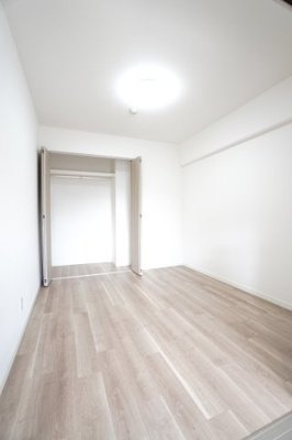 【洋室】 | 【リノベ済】クレイドル西原駅東 | 【洋室約4.5帖】
将来、ライフスタイルや家族構成が変わった時等、
第2子供部屋としても活用できそうですね！
勿論、壁掛けエアコンも取付が出来ますので、
快適な居室環境で過ごせそうです！