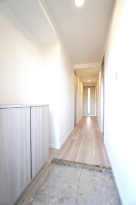 【玄関】 | 【リノベ済】クレイドル西原駅東 | 【玄関ホール】
人を迎え入れる最初の場所だからこそ、
清潔感があり纏まった空間にして頂ける様に
カウンター型シューズBOXを設置。
照明はLEDに変更。出入りが暗くならなく済みます！