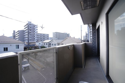 【バルコニー】 | 【リノベ済】クレイドル西原駅東 | 【バルコニー】
使い易いバルコニー。
やわらかな陽射し、心地よい風。
どこまでも広がる青空の下、
一歩外へ出て身体を伸ばせば、
限りない開放感が身体を包み込みます。