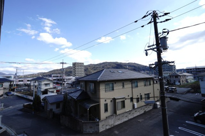【展望】 | 【リノベ済】クレイドル西原駅東 | 【四季を感じる】
四季の移ろい・爽やかな青空や風を感じられ
自然を愉しめるパノラマビュー。
毎日の暮らしに余裕を感じさせてくれる、
遮る物の無い開放的な眺望を是非、ご堪能ください。