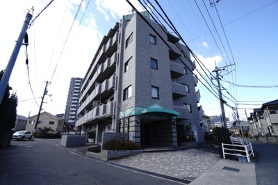 【外観】 | 【リノベ済】クレイドル西原駅東 | 【耐震性】
耐震性の高さを判断するポイントは、
建築確認申請日が1981年6月1日以降の
新耐震基準に適合しているかどうか。
震度６程度の大地震でも
建物が崩壊しないレベルが基準になりました。