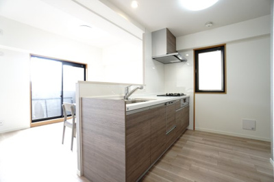 【キッチン】 | 【リノベ済】クレイドル西原駅東 | 【約3.0帖キッチンスペース】
今回のキッチンは料理をすることが楽しみになる心地よさで
家族みんなが使いたくなるようなワクワクいたします。
また、リビングから手元が見えないように配慮されたデザインも嬉