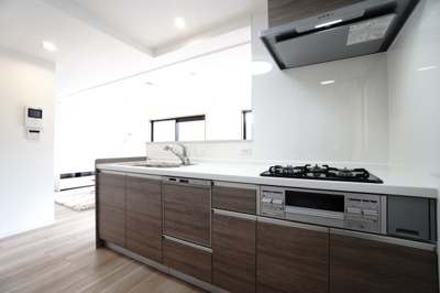 【キッチン】 | 【リノベ済】クレイドル西原駅東 | ☆キッチンの特徴☆
・クリナップ社製
・アクリストンワークトップ
・浄水器一体型ハンドシャワー水栓
・一度に5人分食器洗い乾燥機
・フラットスリムレンジフード
・換気扇幕板が他の面材と同色