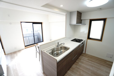 【キッチン】 | 【リノベ済】クレイドル西原駅東 | 【キッチンスペース】
窓からの光で手元が明るいキッチン。
ダイニングと横並びだから配膳や片付けがラクに進み、
家事の負担も軽減。主張しすぎないやさしい色味が暮らしになじみ、
長く心地よく使える空間です