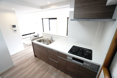 【キッチン】 | 【リノベ済】クレイドル西原駅東 | ☆キッチンの特徴☆
・Hosetec製
・人工大理石製ワークトップ
・浄水器一体型ハンドシャワー水栓
・一度に5人分食器洗い乾燥機
・フラットスリムレンジフード
・換気扇幕板が他の面材と同色