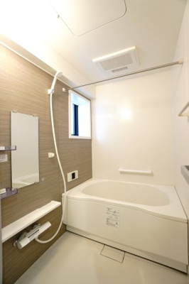 【浴室】 | 【リノベ済】クレイドル西原駅東 | 【システムバス】
ハウステック社製！
細かな凹凸がフロアに残る水を素早く広げ、
大きな水たまりをつくらずスピーディに乾燥。
翌朝にはカラッと！すべりにくいので
お子様やお年寄りの入浴も安心です。