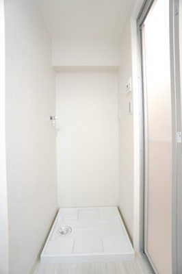 【独立洗面台】 | 【リノベ済】クレイドル西原駅東 | 【パウダールーム】
装着が楽なワンタッチ式の給水栓！
どの方向にも洗濯機を合わせやすいように、洗濯機パンを設置。
ドラム式の洗濯機も入るサイズですが、お手持ちのサイズが入るか要確認です！