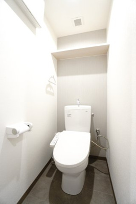 【トイレ】 | 【リノベ済】クレイドル西原駅東 | 【レストルーム】
TOTO社製！きれいをまもるせいけつトイレ！
お掃除はサッとひとふきで完了！
少ない水で、汚れをしっかり洗い流します。
手洗い機能付きで、もしもの時も慌てない！