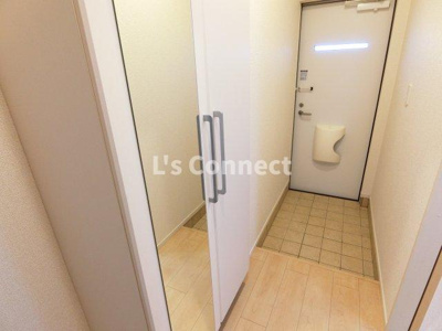 【玄関】 | ベルサピーⅤ | 背の高い下駄箱には鏡付きで身だしなみチェック。