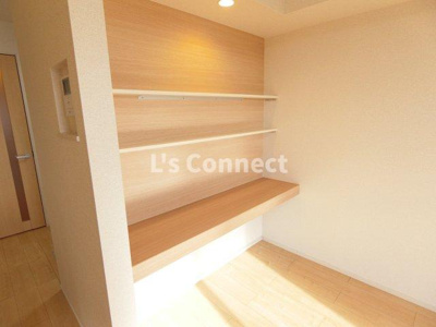 【その他】 | ベルサピーⅤ | 机としても使える棚があります。