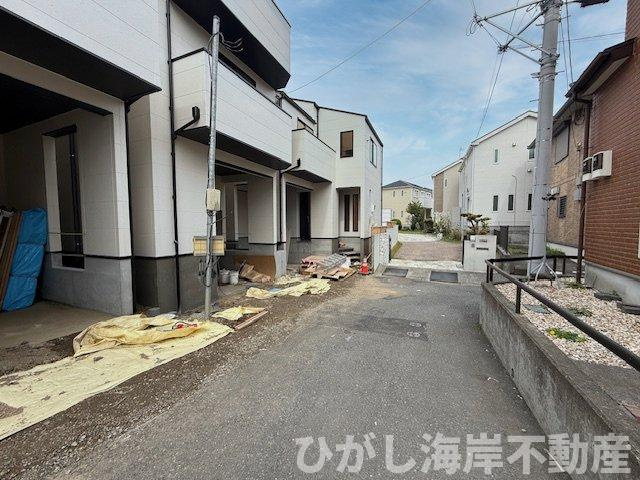 茅ヶ崎市柳島海岸　新築戸建　全６棟の前面道路含む現地写真|4月6日撮影　建築中　現地外観